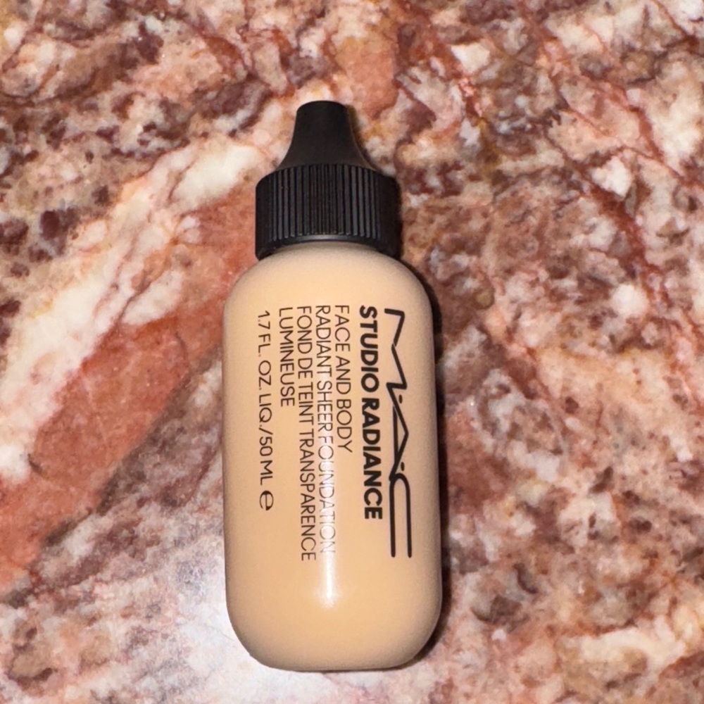 MAC Cosmetics Studio Radiance Foundation - Tan
